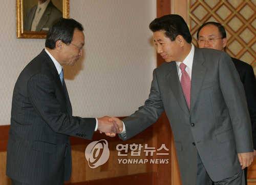 ▲이해찬 민주평화통일자문회의 수석부의장이 25일 베트남에서 치료 중 별세했다고 민주평통이 밝혔다. 향년 73세. 사진은 2005년 5월 당시 총리를 지낸 이해찬 민주평통 수석부의장이 노무현 대통령과 악수하는 모습. ⓒ연합뉴스