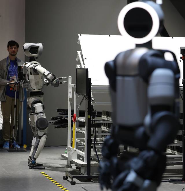 ▲CES 개막 이틀째인 7일(현지시간) 미국 네바다주 라스베이거스 컨벤션센터(LVCC) 현대자동차 부스에서 로봇 아틀라스가 이동하고 있다. ⓒ연합뉴스