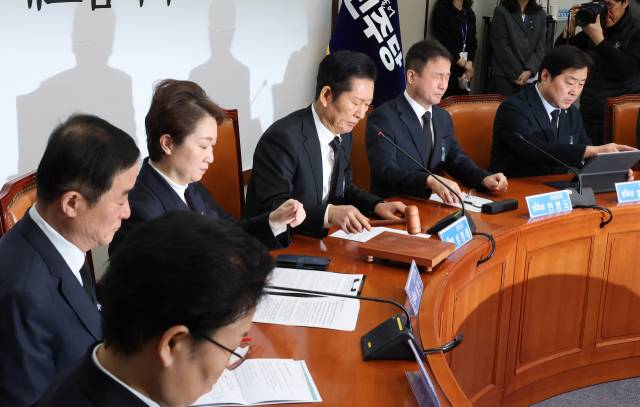 ▲더불어민주당 정청래 대표가 26일 국회에서 열린 최고위원회의에서 의사봉을 두드리고 있다. ⓒ연합뉴스