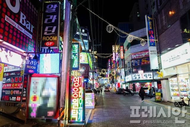 ▲지난 24일 오후 부산 사하구 하리단길에 여성의 반나체를 묘사한 입간판이 세워져 있다.ⓒ프레시안(강지원)