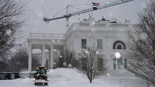 백악관 앞 잔디밭에서 제설차를 몰고 있다.