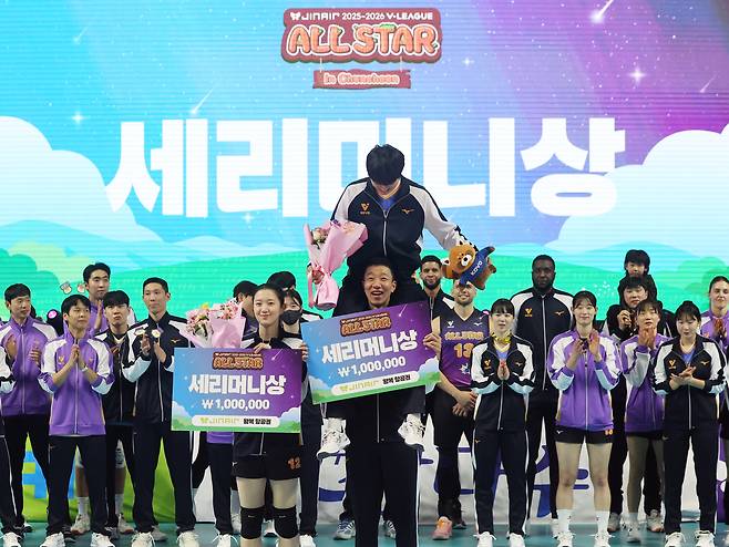 25일 오후 강원 춘천 호반체육관에서 열린 프로배구 '2025-2026 진에어 V리그 올스타전' K-스타와 V-스타의 경기에서 세리머니상을 수상한 신영석과 이다현이 기뻐하고 있다. 뉴스1