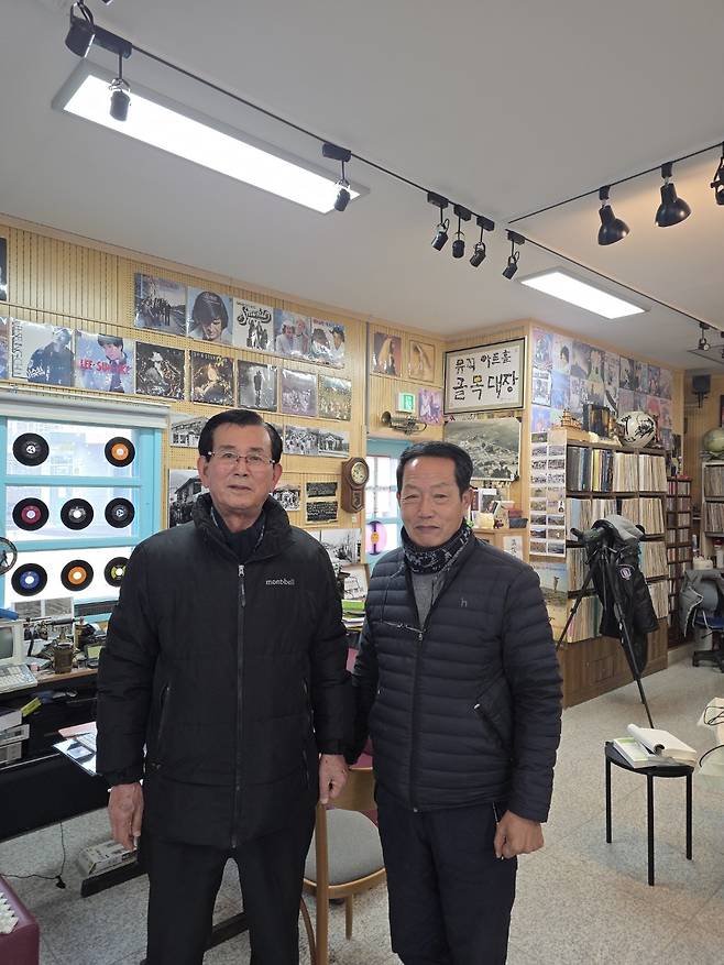 이 전 총리의 생가와 인접한 골목에서 청양 근현대사 자료관을 운영하며 청양의 역사를 기록해 가고 있는 이진우 청양군보훈단체협의회장과 정철호씨.