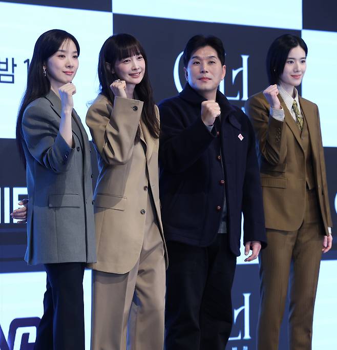 26일 서울 구로구 디큐브시티 더세인트에서 열린 ENA 새 월화드라마 '아너 : 그녀들의 법정'(극본 박가연, 연출 박건호) 제작발표회에서 배우 이청하, 이나영, 박건호 감독, 정은채(왼쪽부터)가 포즈를 취하고 있다. 뉴스1