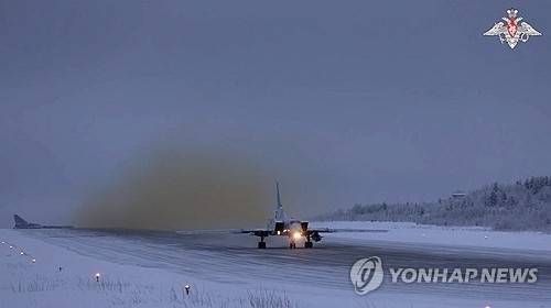 23일 발트해 순찰을 위해 Tu-22M3가 이륙하는 모습. 러시아 국방부 제공. 로이터 연합뉴스