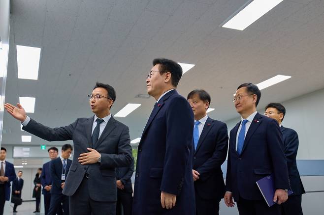 이재명 대통령이 26일 서울 종로구 정부서울청사 창성동 별관에 있는 초국가범죄 특별대응 TF 사무실을 격려 방문해 현황 보고를 받고 있다. 2026.1.26. 청와대 제공