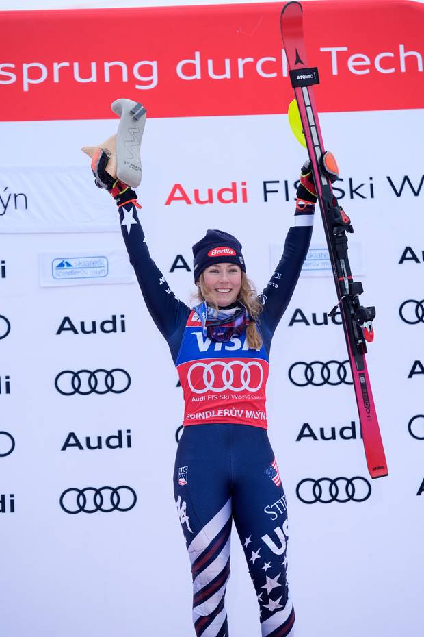 체코 월드컵 여자 회전에서 우승을 차지한 미케일라 시프린이 트로피와 스키를 들고 환호하고 있다.  AP연합뉴스