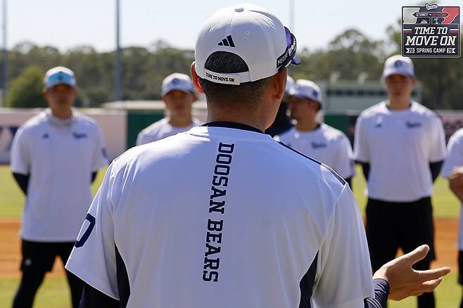 두산 김원형 감독이 25일 호수 시드니 블랙타운야구장에서 선수들에게 훈련 방향을 설명하고 있다. 사진제공ㅣ두산 베어스