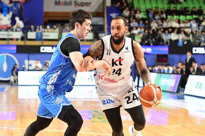 KT 데릭 윌리엄스(오른쪽)가 26일 대구체육관에서 열린 가스공사전에서 김준일의 수비를 뚫고 돌파를 시도하고 있다. 사진제공｜KBL