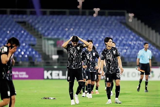 한국 U-23 축구 대표팀 선수들이 24일 아시아축구연맹 U-23 아시안컵 3·4위전에서 베트남에 패배한 뒤 아쉬워하고 있다.  대한축구협회 제공