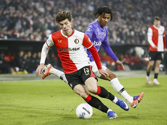 조던 보스(왼쪽)가 26일 네덜란드 로테르담의 스타디온 페예노르트에서 열린 헤라클레스와의 2025~2026 네덜란드 에레디비시 20라운드 홈경기에서 돌파를 시도하고 있다.   로테르담 | EPA연합뉴스