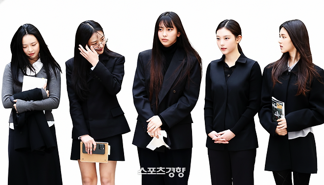 법원 앞에서 취재진의 질문에 답하는 그룹 뉴진스 멤버들. 경향신문 자료사진