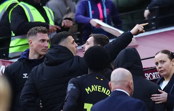 그라니트 자카(왼쪽 두 번째)가 한 팬과 설전을 펼치고 있다. /사진=더선 갈무리