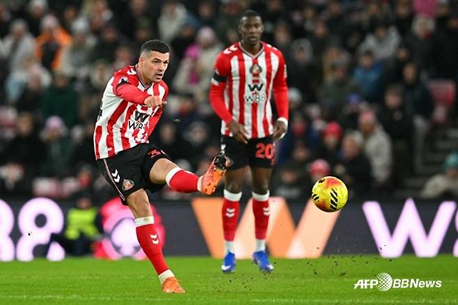 그라니트 자카(왼쪽). /AFPBBNews=뉴스1