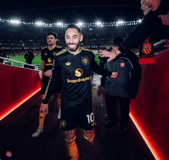 승리 후 라커룸으로 들어가는 마테우스 쿠냐의 모습. /사진=맨유 공식 SNS 갈무리