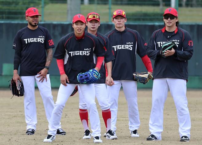일본 가고시마현 아마미오시마에서 훈련 중인 KIA 타이거즈 선수단 모습. 외야수들이 밝은 표정으로 훈련에 한창이다. /사진=KIA 타이거즈 제공