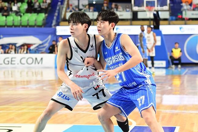 강성욱(왼쪽)과 양우혁이 매치업으로 맞붙고 있다. /사진=KBL 제공