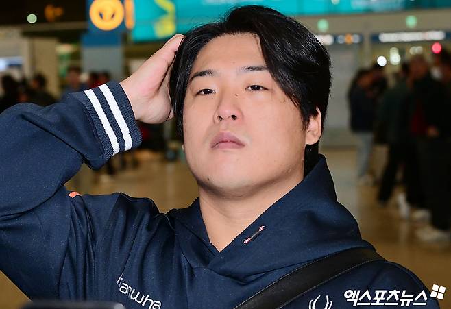 2026시즌 스프링캠프 훈련에 나서는 한화 이글스 선수단이 23일 오전 인천국제공항을 통해 호주 멜버른으로 출국했다.  출국 전 취재진과 인터뷰하는 강백호. 엑스포츠뉴스 DB