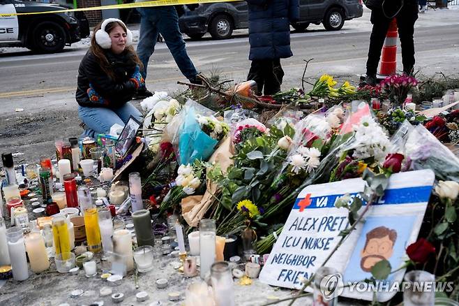 25일(현지시간) 연방 요원에게 사살된 알렉스 프레티 추모하는 여성 [AFP=연합뉴스. 재판매 및 DB 금지]