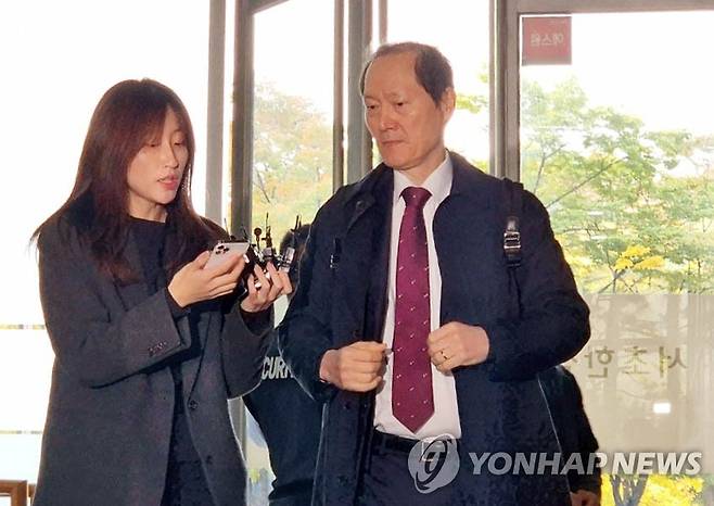 임성근 새 변호인 이완규 전 법체저장 (서울=연합뉴스) 이승연 기자 = 채상병 순직 사건과 관련해 업무상 과실치사 등 혐의로 구속된 임성근 전 해병대 1사단장의 새 변호인으로 선임된 이완규 전 법체저장이 30일 서울 서초구 이명현 순직해병 특별검사팀에 임 전 사단장 조사와 관련해 출석하고 있다. 2025.10.30 winkite@yna.co.kr