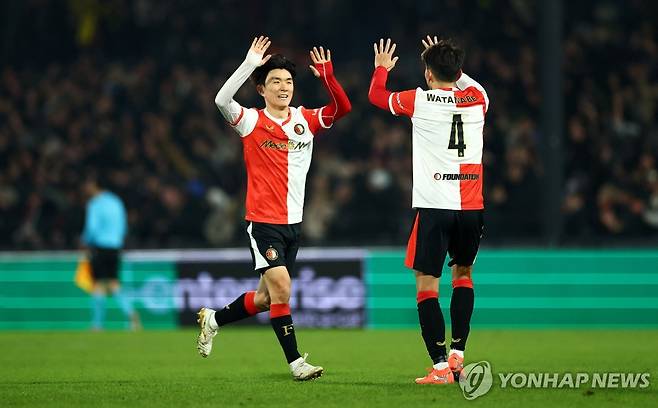 기뻐하는 황인범(왼쪽) [로이터=연합뉴스 자료사진]