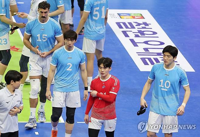 아쉬워하는 대한항공 선수들 (수원=연합뉴스) 홍기원 기자 = 20일 경기도 수원실내체육관에서 열린 프로배구 V리그 남자부 한국전력 빅스톰과 대한항공 점보스의 경기. 세트스코어 3-0으로 패한 대한항공 선수들이 아쉬워하고 있다. 2026.1.20 xanadu@yna.co.kr