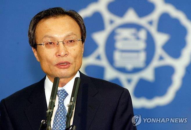 이해찬 민주평통 수석부의장 별세 (서울=연합뉴스) 이해찬 민주평화통일자문회의 수석부의장이 25일 베트남에서 치료 중 별세했다고 민주평통이 밝혔다. 향년 73세. 
    사진은 2004년 6월 30일 당시 국무총리를 지낸 이해찬 민주평통 수석부의장이 청사에서 열린 취임식에서 취임사를 하는 모습. 2026.1.25 [연합뉴스 자료사진] photo@yna.co.kr