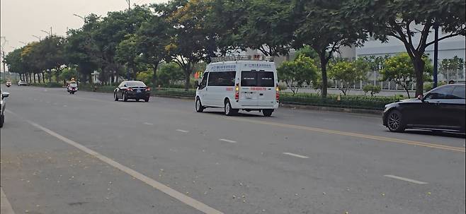 호찌민 공항으로 향하는 이해찬 전 총리 운구 행렬 (호찌민=연합뉴스) 박진형 특파원 = 26일(현지시간) 오후 베트남 호찌민시 법의학센터에서 이해찬 민주평화통일자문회의 수석부의장의 시신을 실은 장례차(흰색) 등 차량 행렬이 경찰 오토바이들의 호위 속에서 떤선녓 국제공항으로 향하고 있다.