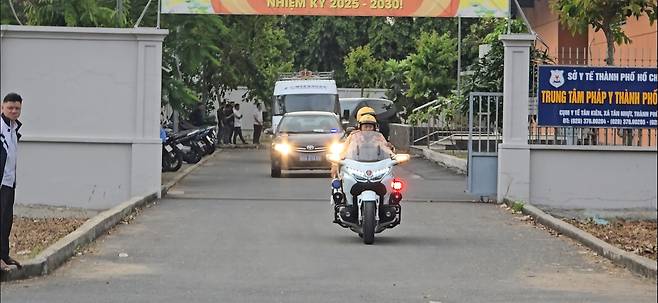 호찌민 공항으로 향하는 이해찬 전 총리 운구 행렬 (호찌민=연합뉴스) 박진형 특파원 = 26일(현지시간) 오후 베트남 호찌민시 법의학센터에서 이해찬 민주평화통일자문회의 수석부의장의 시신을 실은 장례차(흰색) 등 차량 행렬이 경찰 오토바이들의 호위 속에서 떤선녓 국제공항으로 향하고 있다.