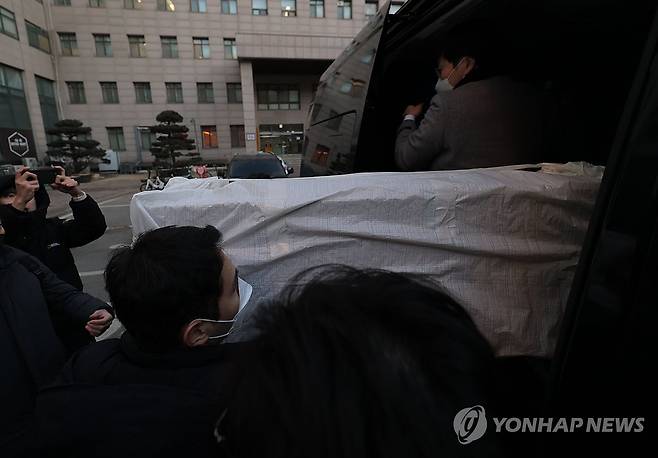 군경 '북한 무인기 침투' 피의자 압수수색 종료 (서울=연합뉴스) 류영석 기자 = 북한의 한국 무인기 침투 주장에 대한 진상을 규명하는 '군경합동조사 TF'가 21일 민간인 피의자 3명의 주거지 및 사무실 등에 대한 압수수색에 나선 가운데 이날 피의자 장모씨와 오모씨가 다니던 서울의 한 대학교 공대 건물에서 경찰 관계자들이 압수품을 옮기고 있다. 2026.1.21 ondol@yna.co.kr