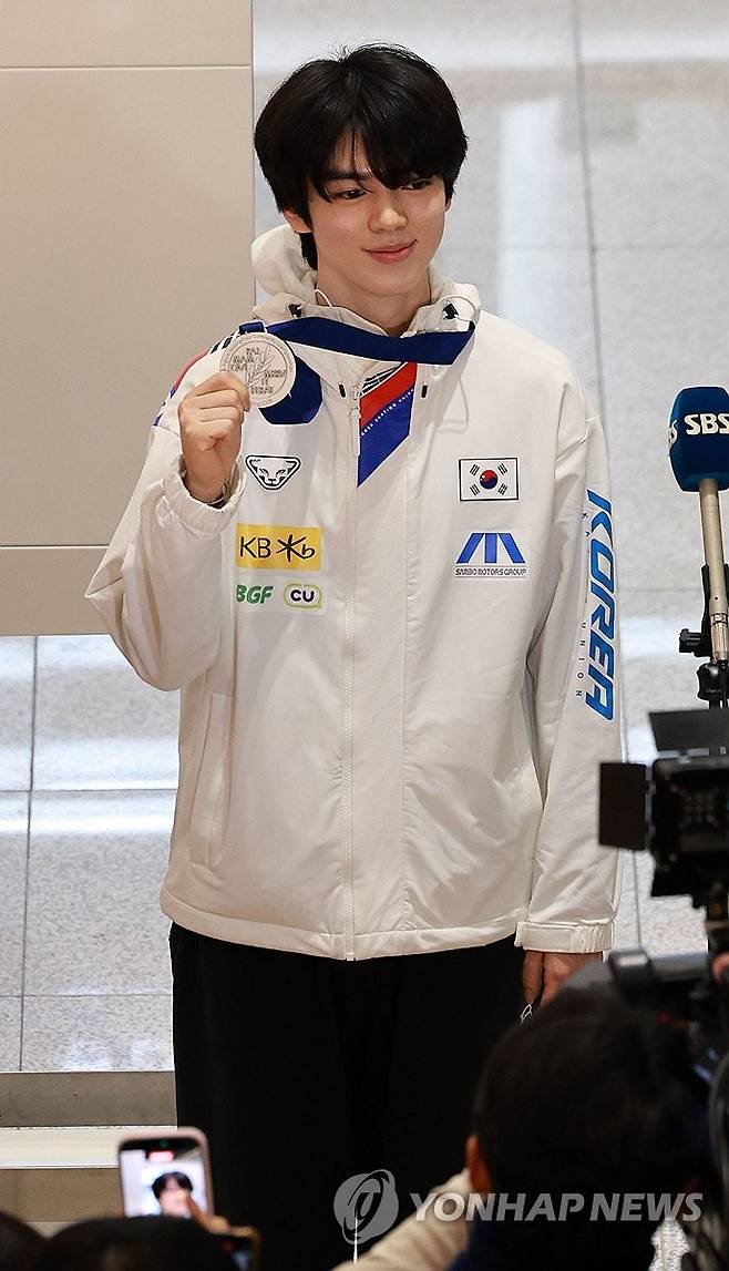 차준환, '값진 은메달입니다' (영종도=연합뉴스) 한종찬 기자 = 중국 베이징에서 열린 4대륙선수권대회를 마친 피겨 스케이팅 대표팀 차준환을 비롯한 선수들이 26일 인천국제공항을 통해 귀국, 은메달을 들어보이고 있다. 2026.1.26 saba@yna.co.kr