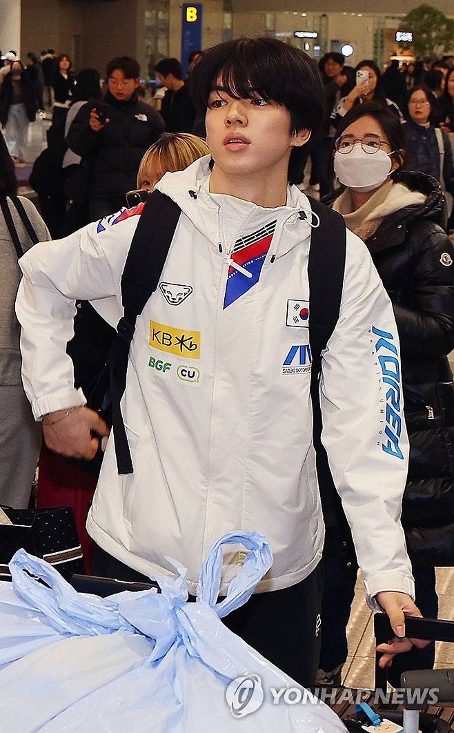 귀국하는 차준환 (영종도=연합뉴스) 한종찬 기자 = 중국 베이징에서 열린 4대륙선수권대회를 마친 피겨 스케이팅 대표팀 차준환을 비롯한 선수들이 26일 인천국제공항을 통해 귀국하고 있다. 2026.1.26 saba@yna.co.kr