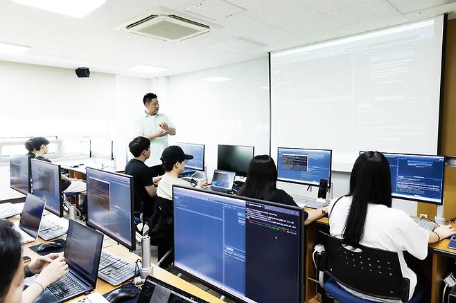 의료소프트웨어개발 강의를 듣는 동남보건대 학생들. 사진=동남보건대학교