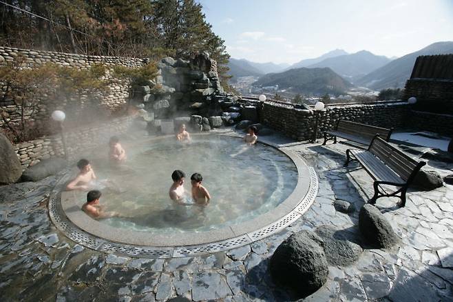 충주 수안보온천 노천탕 사진.(충주시 제공)