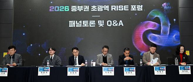 충남대 주최·충남대 라이즈사업단 주관 2026 중부권 초광역 라이즈 포럼 패널토론 모습. 왼쪽부터 좌장을 맡은 안기돈 지방시대위원회 위원, 최문석 교육부 지역대학지원과 사무관, 민동희 대전시 교육정책전략국장, 박대희 대전창조경제혁신센터장, 정철호 목원대 라이즈사업단장, 박태구 중도일보 편집국장, 성지은 STEPI 선임연구원. 이성희 기자