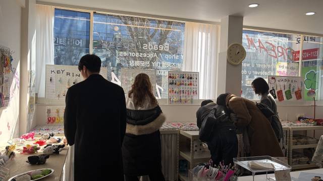 27일 대전의 한 커스터마이징 매장에서 손님들이 볼꾸를 하기 위해 장식품을 고르고 있다. 사진= 최광현 기자.