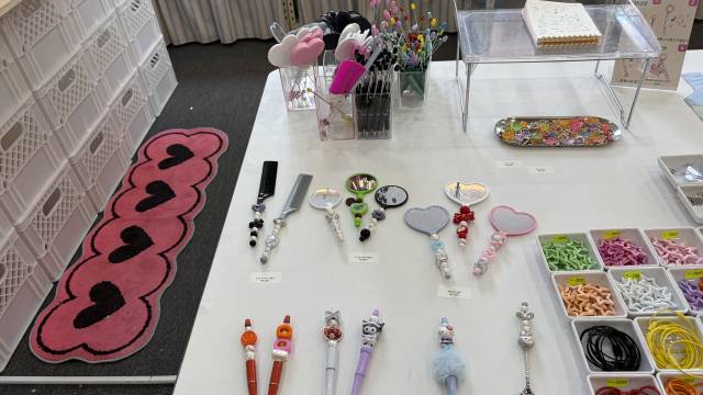 27일 대전의 한 커스터마이징 매장에 볼펜, 빗, 거울 등 꾸밀 수 있는 다양한 일상 용품들이 진열돼 있다. 사진=최광현 기자