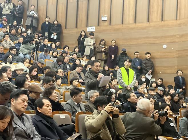 27일 오후 3시 광주 북구 양산동 북구문화센터에서 열린 광주·전남 통합 북구 시민공청회에 참여한 시민들이 질문을 하고 있다. /박건우 기자