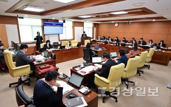 ▲ 울산시의회 의회운영위원회가 26일 시의회 회의실에서 의회사무처 소관 2026년도 주요업무보고를 청취했다. 시의회 제공