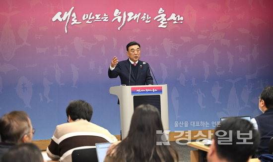 ▲ 김두겸 울산시장이 26일 울산시청 프레스센터에서 기자회견을 열고 지난주 이재명 대통령의 울산 타운홀미팅에서의 성과와 의미를 설명하고 있다. 김동수기자 dskim@ksilbo.co.kr