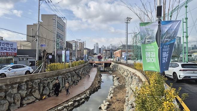 ▲ 학산천을 따라 시민들이 산책을 즐기는 모습