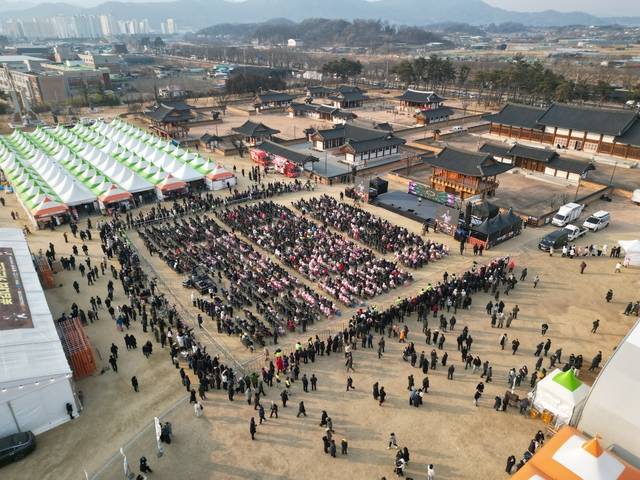 상주곶감축제가 지난 23일부터 25일까지 3일간 태평성대경상감영공원 일원에서 열렸다. 사진은 드론으로 본 곶감축제장 상주시 재공