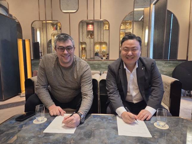 최준호 패션그룹형지 부회장(오른쪽)이 최근 오프체인랩스의 AJ 워너 최고전략책임자(CSO, 왼쪽)와 스테이블코인 기반 디지털 결제 인프라 개발 협력을 위한 MOU를 체결했다. / 사진=패션그룹형지