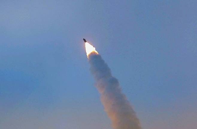 4일(사진) 북한이 평양 인근에서 동해상으로 탄도미사일을 발사한 모습 [사진=뉴시스]