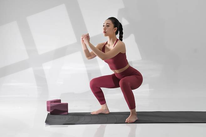 앉았다 일어서는 스쿼트 운동을 하면, 종아리와 허벅지 등 하체 전반을 단련할 수 있다. 사진=게티이미지뱅크