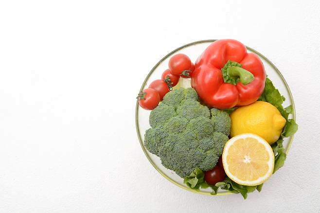 브로콜리, 피망 등의 식품에는 비타민C가 풍부해 세포 보호와 혈관 건강 유지, 면역 기능 강화 등의 건강 효과를 얻는 데 도움이 된다. 사진=게티이미지뱅크