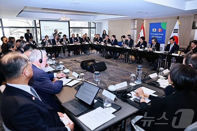 김창범 한경협 부회장이 26일 캐나다 토론토 파크 하얏트 호텔에서 열린 '제3차 한국-캐나다 CEO 대화에 참석해 인사말을 하고 있다. (한경협 제공) ⓒ News1 최동현 기자