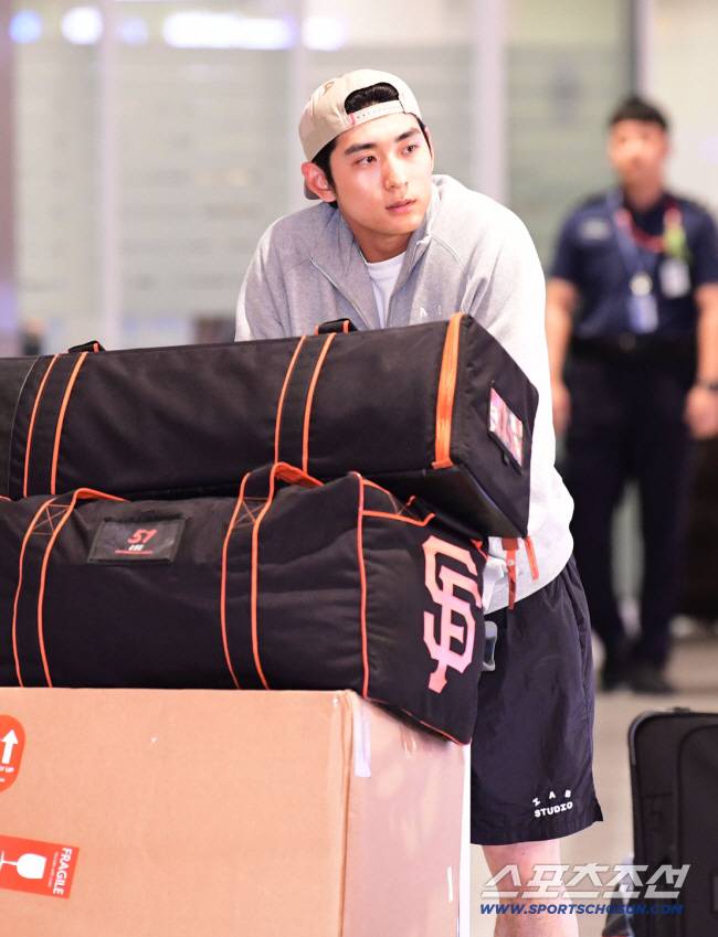 이정후가 9월 30일 오후 인천공항 제2터미널을 통해 귀국했다. 입국장을 나서고 있는 이정후. 인천공항=송정헌 기자songs@sportschosun.com/2025.09.30/