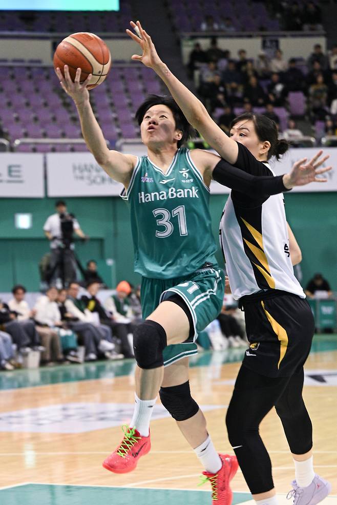 하나은행 진안이 지난 25일 부천체육관에서 열린 KB스타즈와의 주말 2연전 두번째 경기에서 KB스타즈 박지수의 마크를 뚫고 골밑슛을 시도하고 있다. 하나은행은 전날 삼성생명전에 이어 이날 경기도 패하며 KB스타즈에 2경기차로 쫓기게 됐다. 사진제공=WKBL