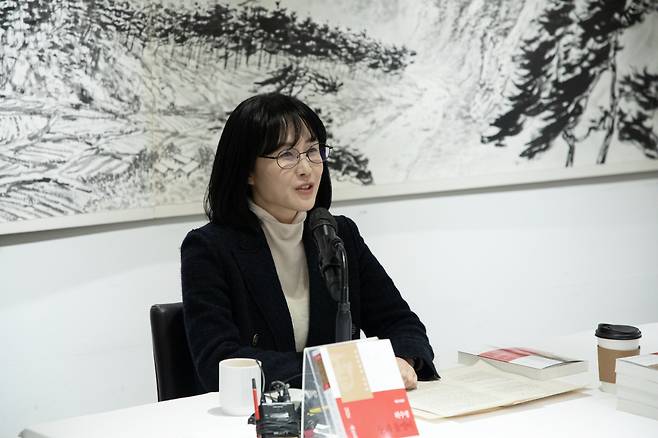 제49회 이상문학상 대상을 차지한 '눈과 돌멩이'의 위수정 작가가 지난 27일 서울 정동 달개비'에서 열린 이상문학상 대상발표 기자간담회에 참석해 질문에 답하고 있다. 사진=다산북스